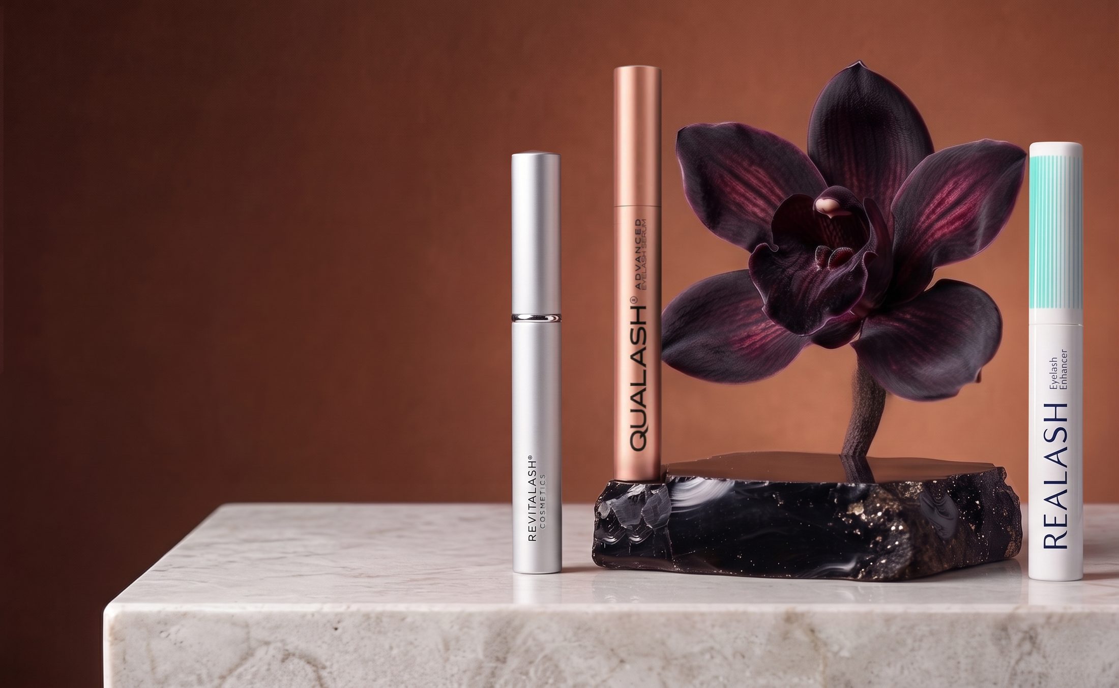 Wimpernseren RevitaLash, QUALASH und Realash auf Marmor mit dunkler Orchidee